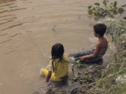 Clip Eva - Clip "Thì sông cứ chảy" cảm động về trẻ em vùng sông nước