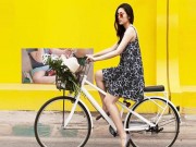 Làng sao - Hà Tăng tươi tắn đạp xe dạo phố sau sinh