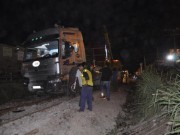 Tin tức - Tàu hỏa tông xe đầu kéo, đường sắt Bắc- Nam tắc nhiều giờ