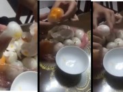 Mua sắm - Giá cả - Cận cảnh bóc trứng giả làm bằng cao su gây xôn xao