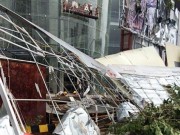 Tin tức - Người dân Hà Nội vất vả dọn dẹp sau trận cuồng phong