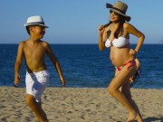 Làng sao - Kiwi Ngô Mai Trang khoe bụng bầu 8 tháng với bikini