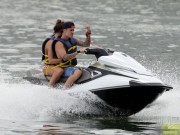 Làng sao - Justin Bieber vui vẻ đi lướt ca nô bên tình mới 9X