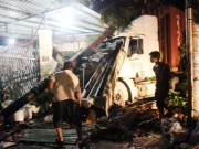 Tin tức - Xe container tông sập tường 2 nhà dân ở Sài Gòn