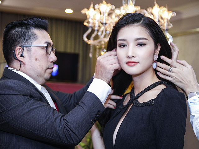 HH Triệu Thị Hà thăm triển lãm kim cương của Lý Nhã Kỳ