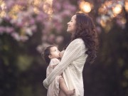 Bà bầu - 15 bức ảnh mẹ ngực trần cho con bú đẹp như nữ thần