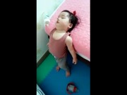 Clip Eva - Bé gái vừa đứng vừa ngủ gật "cực kỳ cute"