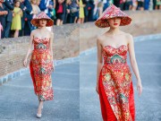 Thời trang - Hoa hậu Thùy Dung mặc áo dài cúp ngực ở Rome