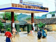 Tin tức - Người dân Sơn La bắt cá trên đường quốc lộ sau lũ