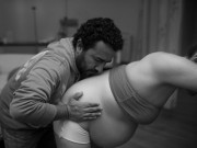 Bà bầu - Xúc động giây phút chồng rơi nước mắt đỡ đẻ cho vợ