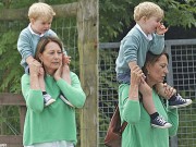 Làng sao - Hoàng tử bé nhăn nhó trên lưng bà ngoại