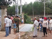 Tin tức - Sập hàng rào sắt, bé trai 7 tuổi bị đè chết