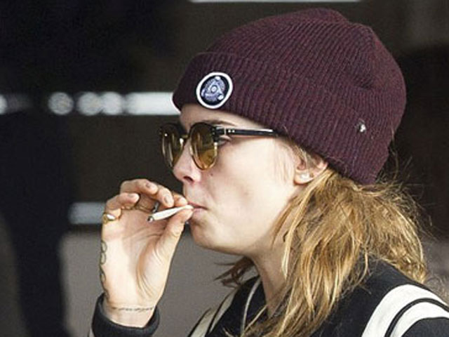 Chân dài 9X Cara Delevingne vô tư mặt mộc đi sự kiện
