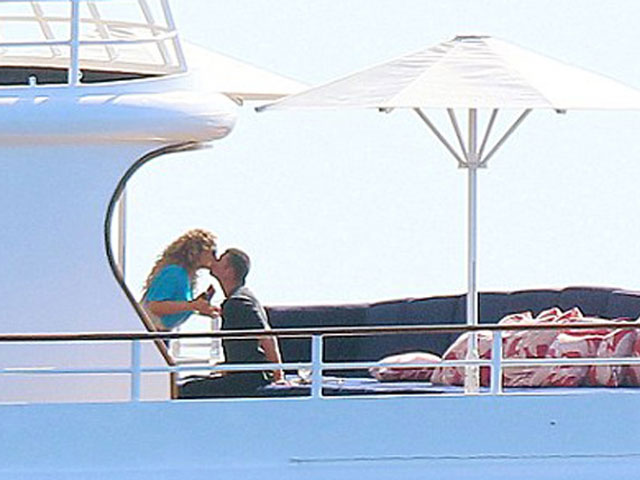 Mariah Carey tình tứ hôn môi bạn trai tỷ phú