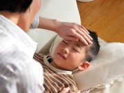 Làm mẹ - Viện Hàn lâm Nhi khoa Mỹ: Nên hạ sốt cho bé bằng nước