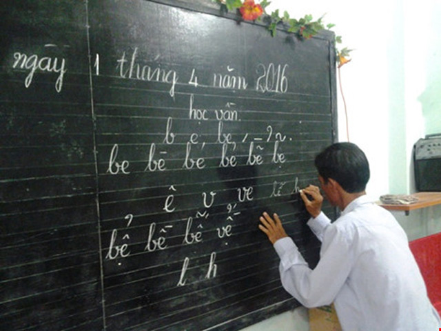 "Người hùng" cứu đoàn tàu trong vụ sập cầu Ghềnh đi học chữ