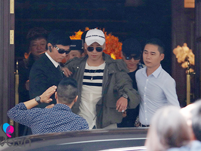 Seungri (Big Bang) thoát khỏi vòng vây fan trở về Hàn