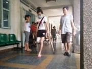 Tin tức - Nữ sinh bị cưa chân chập chững đi trên đôi nạng gỗ