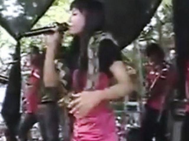 Video: Nữ ca sĩ bị rắn hổ mang cắn chết khi đang biểu diễn