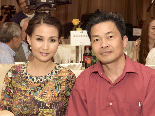 HH Sương Đặng quý phái dự tiệc từ thiện cùng chồng