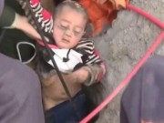 Clip Eva - Video: Thót tim giải cứu em bé rơi xuống giếng sâu 90m