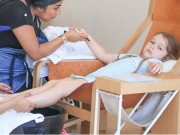 Làm đẹp - Harper Beckham đáng yêu không thể tả nổi khi đi làm nail