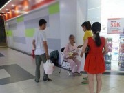 Bà bầu - TP.HCM: Vợ cho con bú ở siêu thị bị chồng đánh tơi tả