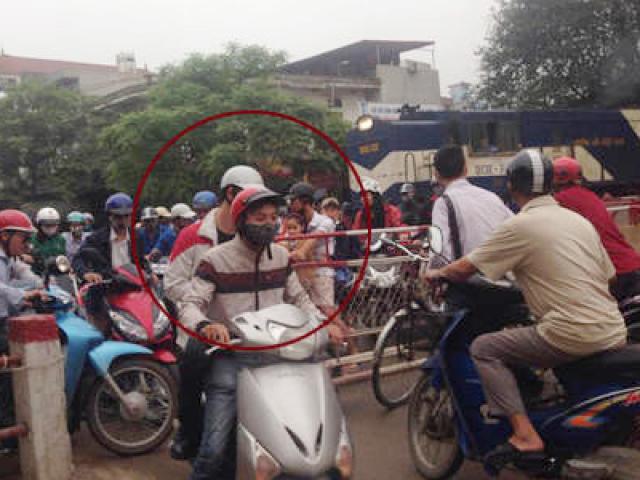 Dừng tàu hỏa vì xe máy không nhường đường: ‘chuyện lạ’ ở xứ ta