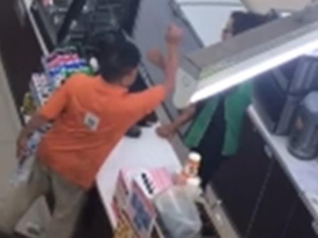 Khách tát nhân viên cửa hàng vì phải đợi lâu
