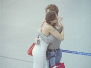 Làng sao - Nathan Lee bịn rịn tiễn MC Phương Mai ra nước ngoài