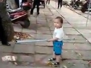 Clip Eva - Clip bé trai 3 tuổi "nổi cáu" cầm gậy sắt bảo vệ bà