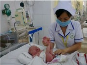 Tin tức - Phẫu thuật suốt 3 giờ, cứu bé sơ sinh nôn ra dịch màu xanh