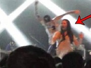 Clip Eva - Nam ca sĩ đạp ngã fan nữ chụp ảnh tự sướng trên sân khấu