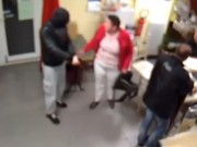 Clip Eva - Clip: Người phụ nữ bế em bé, đánh trả tên cướp dùng súng