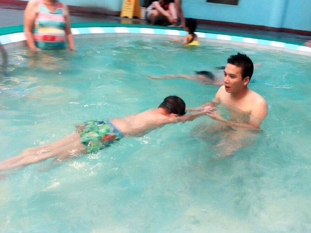 Thầy giáo dạy bơi mách cách xử lý khi trẻ bị đuối nước