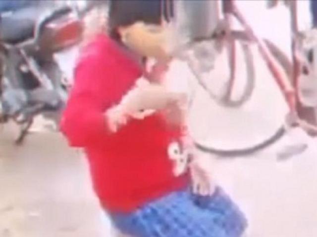 Video: Nữ sinh lớp 7 bị ép quỳ xin lỗi, ăn cát giữa đường