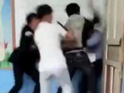 Clip Eva - Chục học sinh lao vào đánh hội đồng thầy giáo ngay giữa lớp học