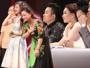 Làng sao - Cô bé 16 tuổi nức nở khi bất ngờ gặp mẹ trên sân khấu X-Factor