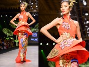 Thời trang - Hoàng Thùy trình diễn váy dát vàng thật tại Tuần thời trang Quốc tế