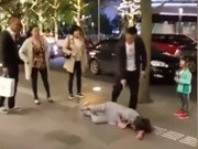 Tin tức - Phẫn nộ cảnh chồng đánh vợ trước mặt con ngoài đường