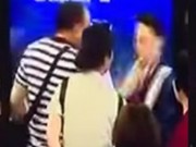 Clip Eva - Clip: Đập hộp cơm trưa vào mặt nhân viên sân bay vì bị hoãn chuyến