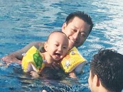 Làng sao - Quý tử nhà Tuấn Hưng cười khoái chí khi đi bơi cùng bố