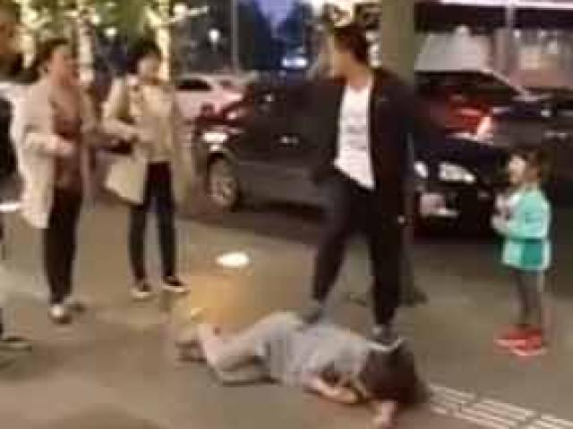 Chồng đánh vợ dã man trước mặt con ngay giữa phố