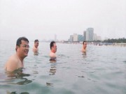 Tin tức - Lãnh đạo Đà Nẵng tắm biển để khẳng định nước an toàn