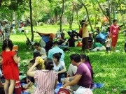 Tin tức - Nghỉ lễ 30/4, dân trải chiếu ngủ trong thảo cầm viên