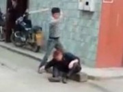 Clip Eva - Video: Con trai đánh vào đầu bố như "bổ củi"