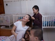 Làng sao - Lan Phương thích thú khi được các em nhỏ tết tóc