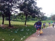 Tin tức - Công viên lớn nhất VN ngập rác sau kỳ nghỉ lễ