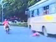 Clip Eva - Video: Em bé hai tuổi rơi khỏi cửa sổ xe buýt