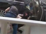 Tin tức - Video: Chồng đánh vợ, bảo vệ nhân tình ngay trên phố